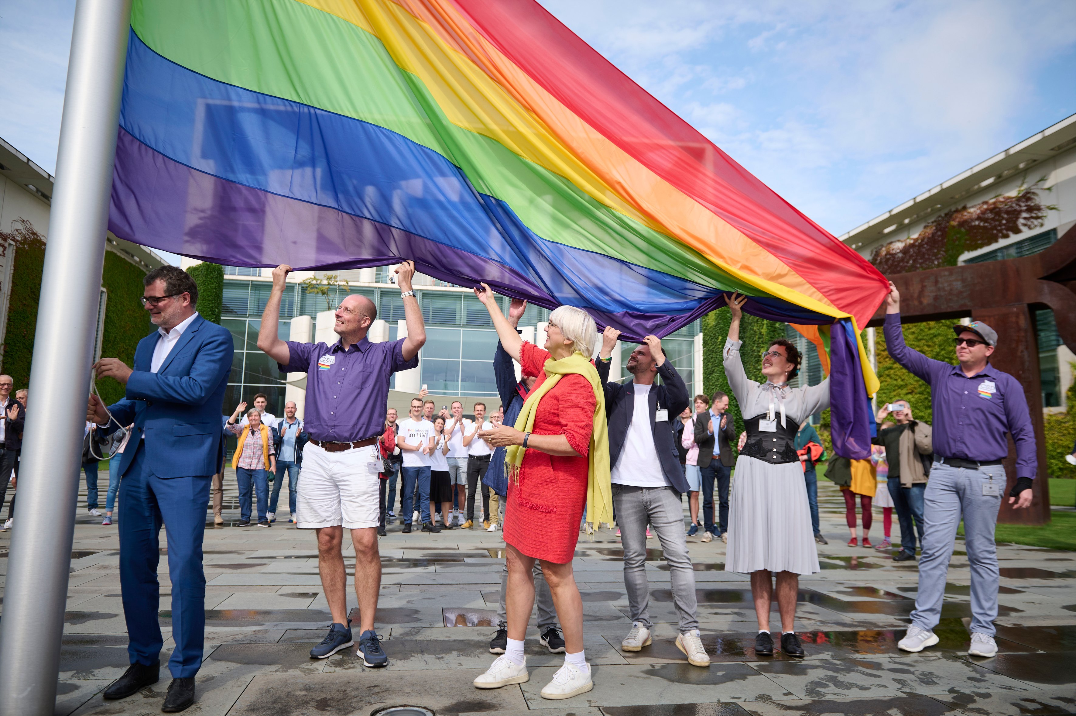 Wolfgang Schmidt hisst die Regenbogenfahne am Bundeskanzleramt in Berlin