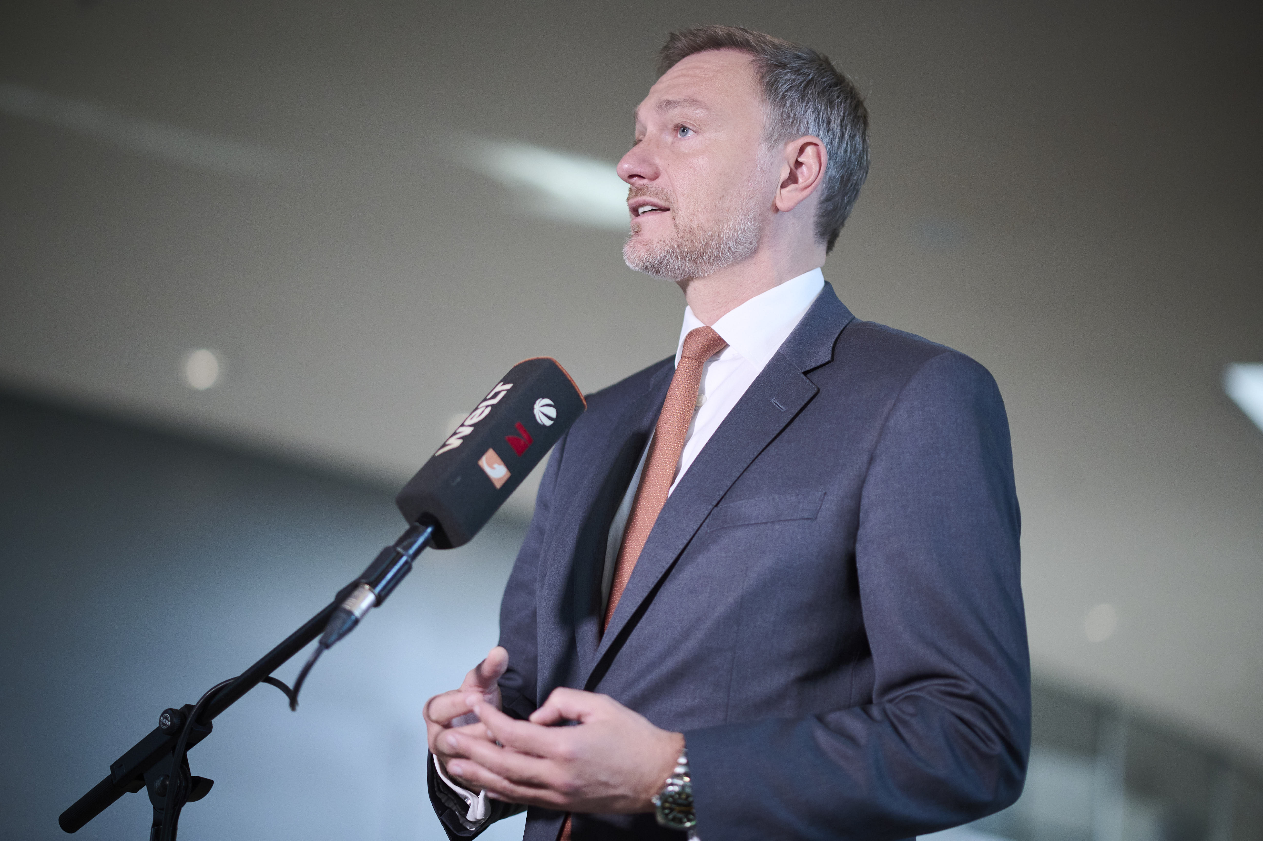 Berlin, Christian Lindner gibt ein Interview im Bundestag