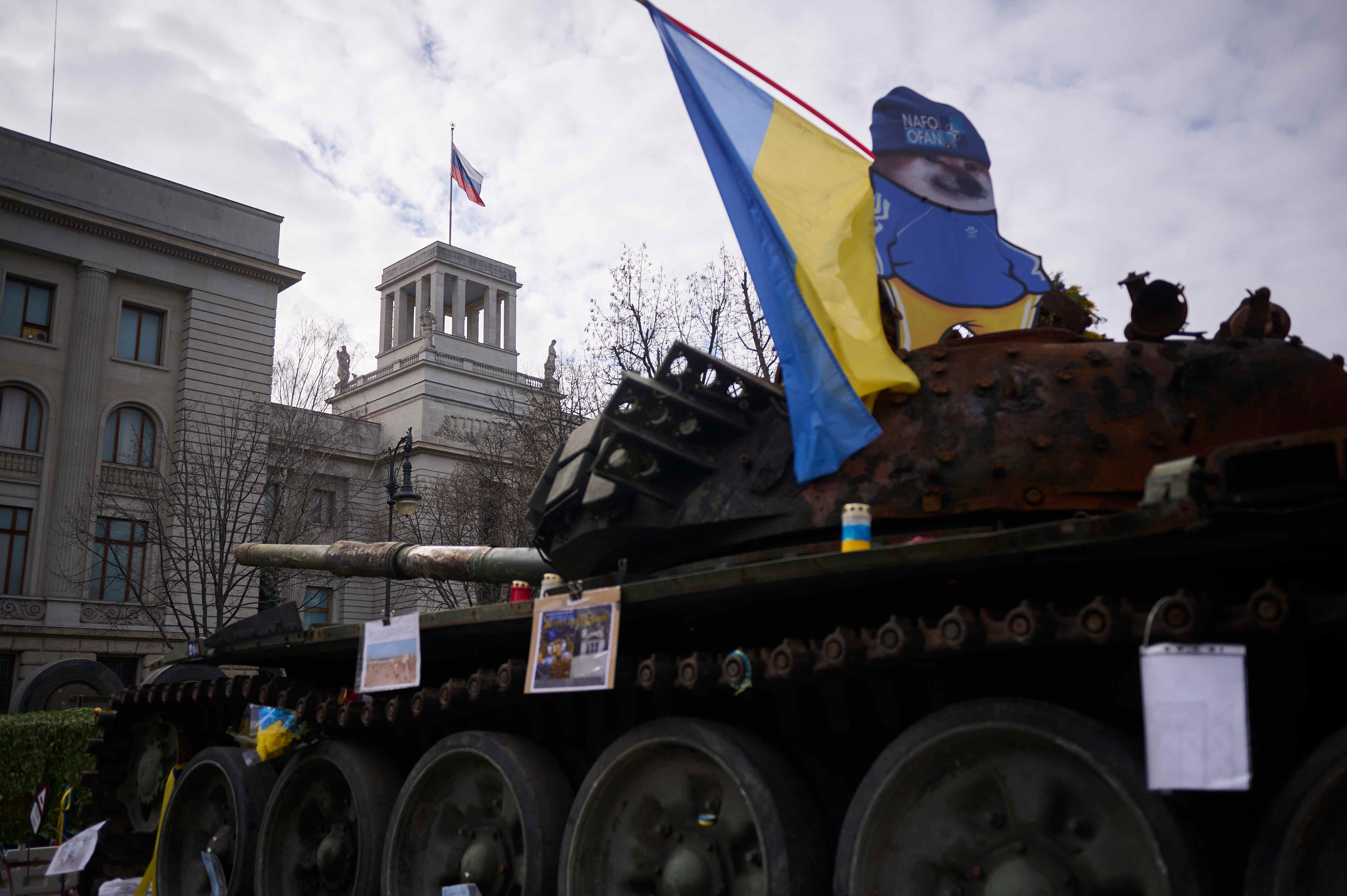 Berlin, Zerstörter russischer Panzer aus der Ukraine vor der russischen Botschaft