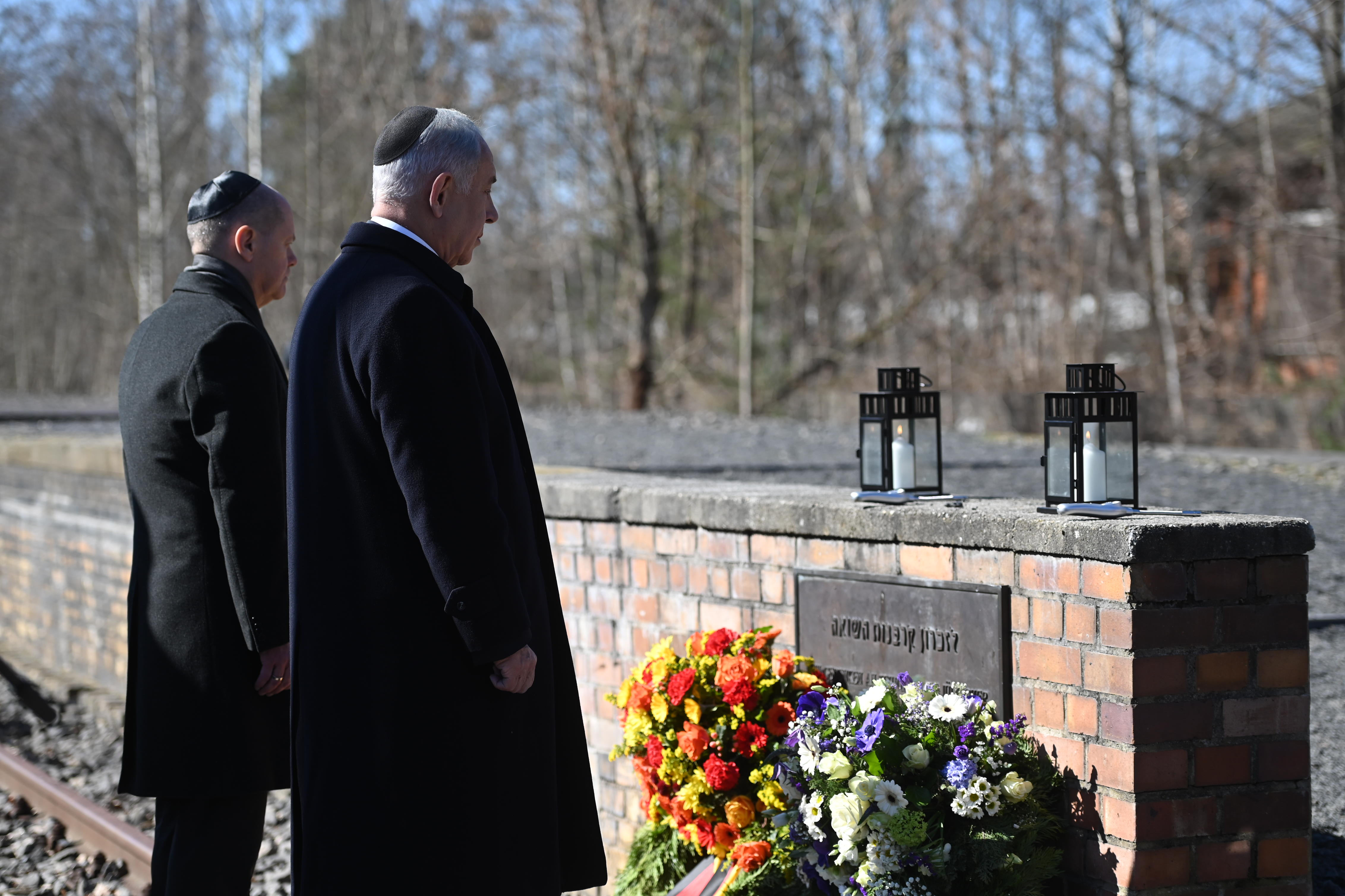 Berlin, Benjamin Netanyahu und Olaf Scholz besuchen das Mahnmal Gleis 17 in Berlin-Grunewald