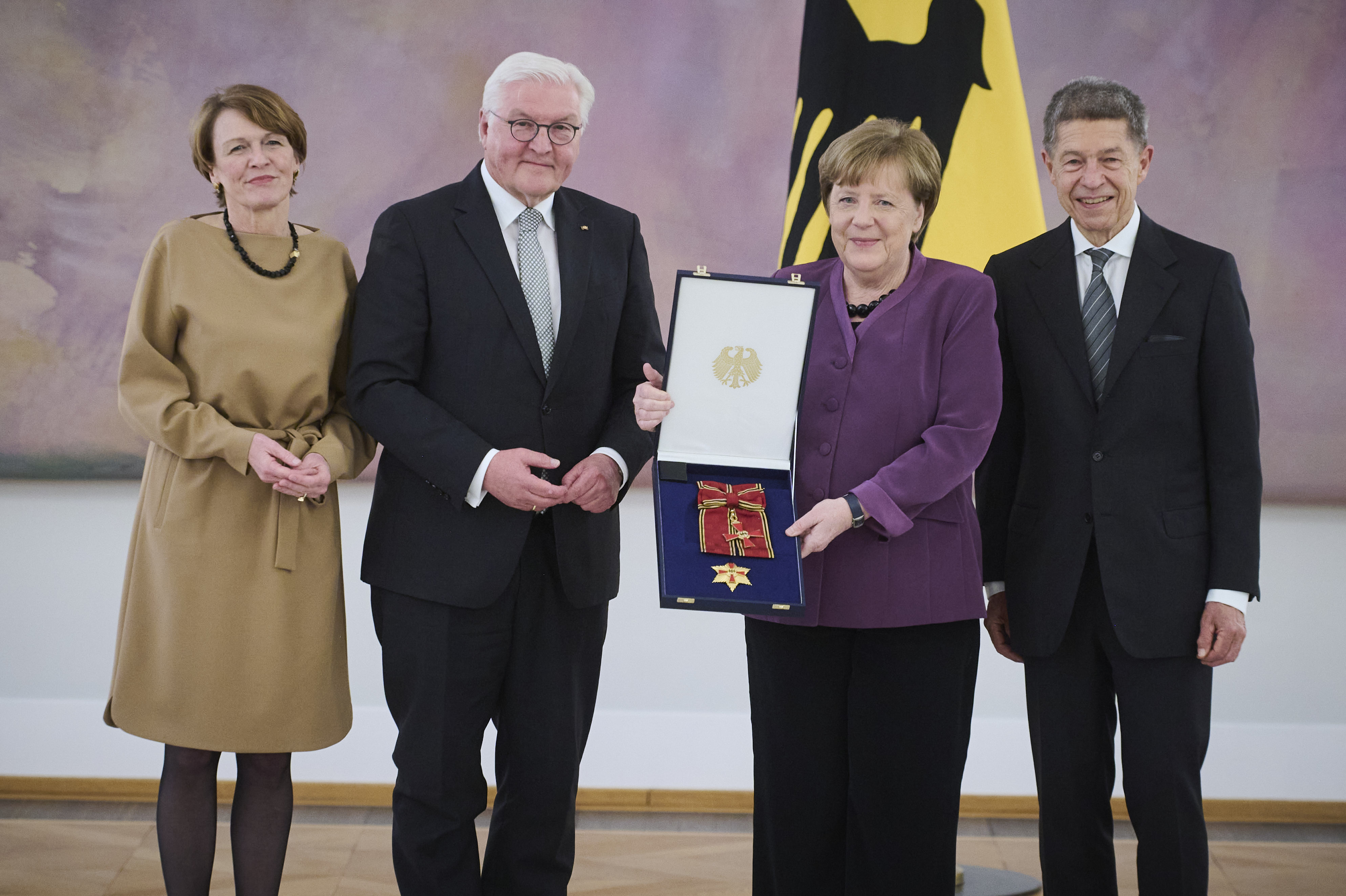 Berlin, Angela Merkel bekommt das Großkreuz des Verdienstordens der Bundesrepublik Deutschland in besonderer Ausführung
