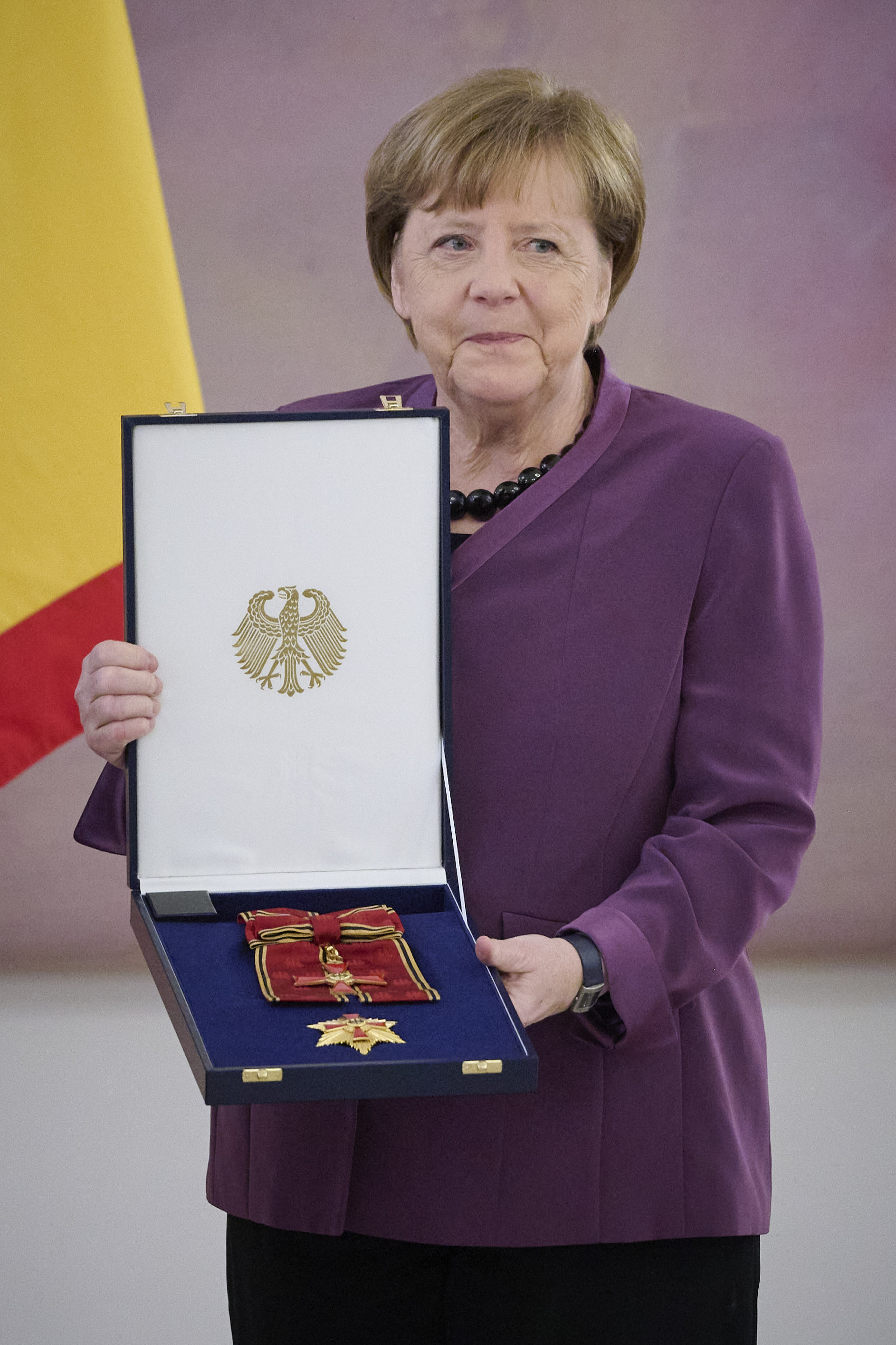Berlin, Angela Merkel bekommt das Großkreuz des Verdienstordens der Bundesrepublik Deutschland in besonderer Ausführung