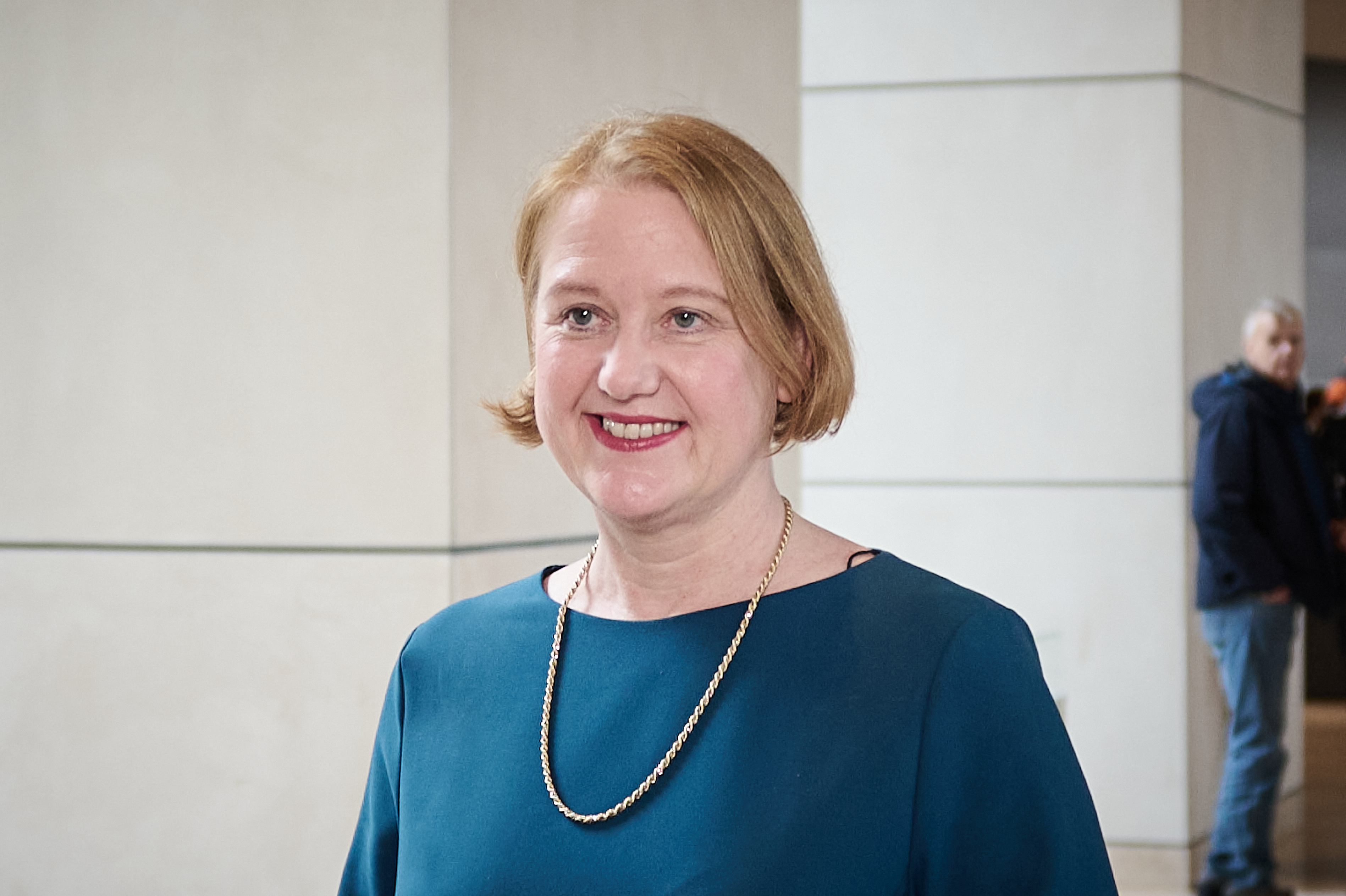 Berlin, Lisa Paus gibt Interview im Bundestag