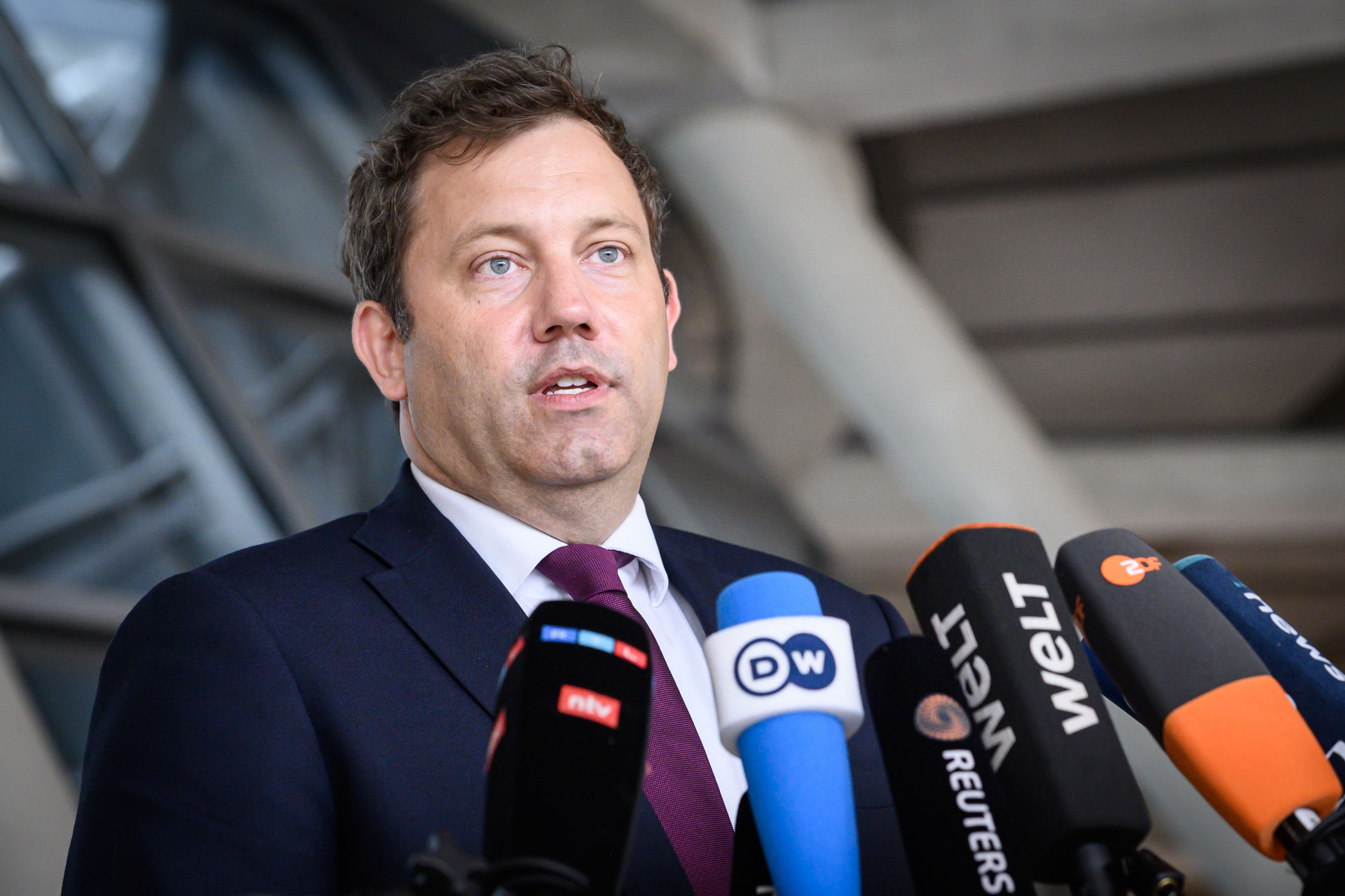 Berlin, Pressekonferenzen von Lars Klingbeil im Bundestag