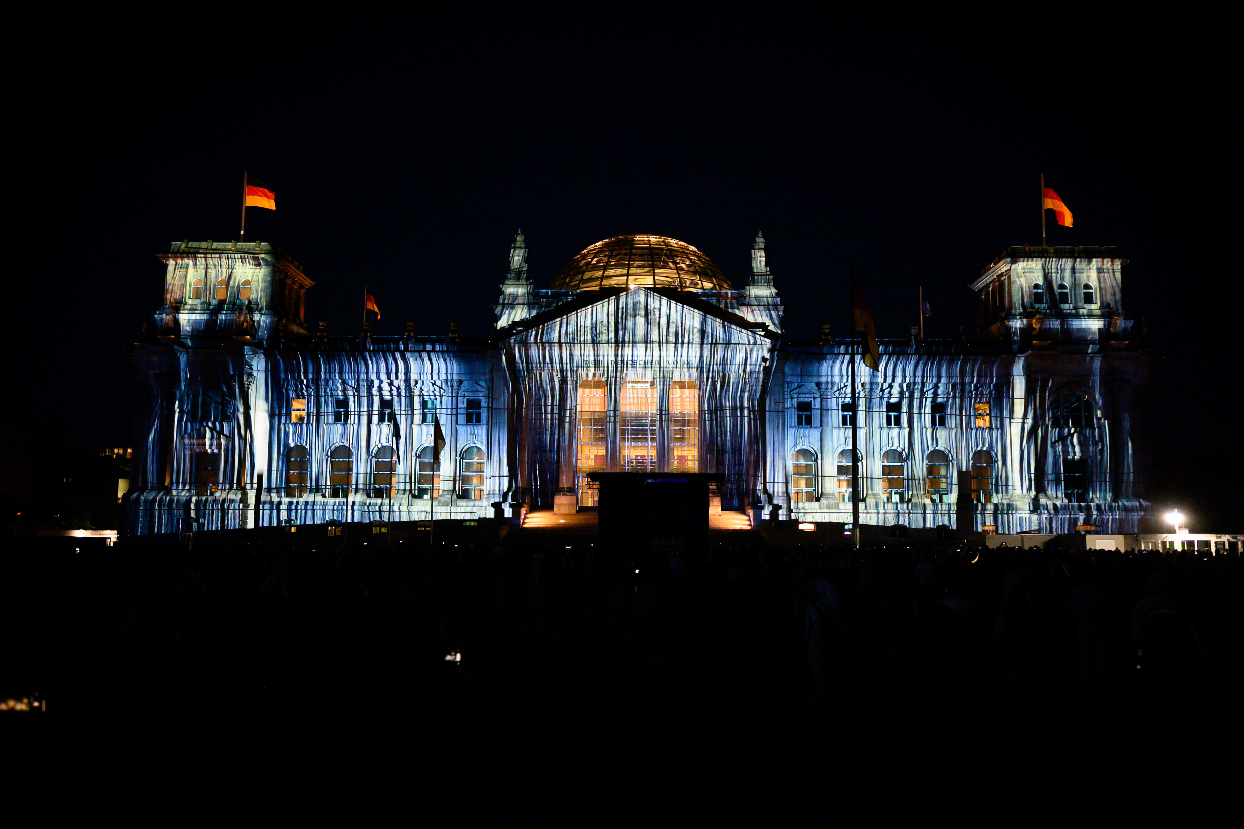 Berlin, Projektion zum 30 Jahrestag der Reichstagsverhüllung von Christo und Jeanne Claude